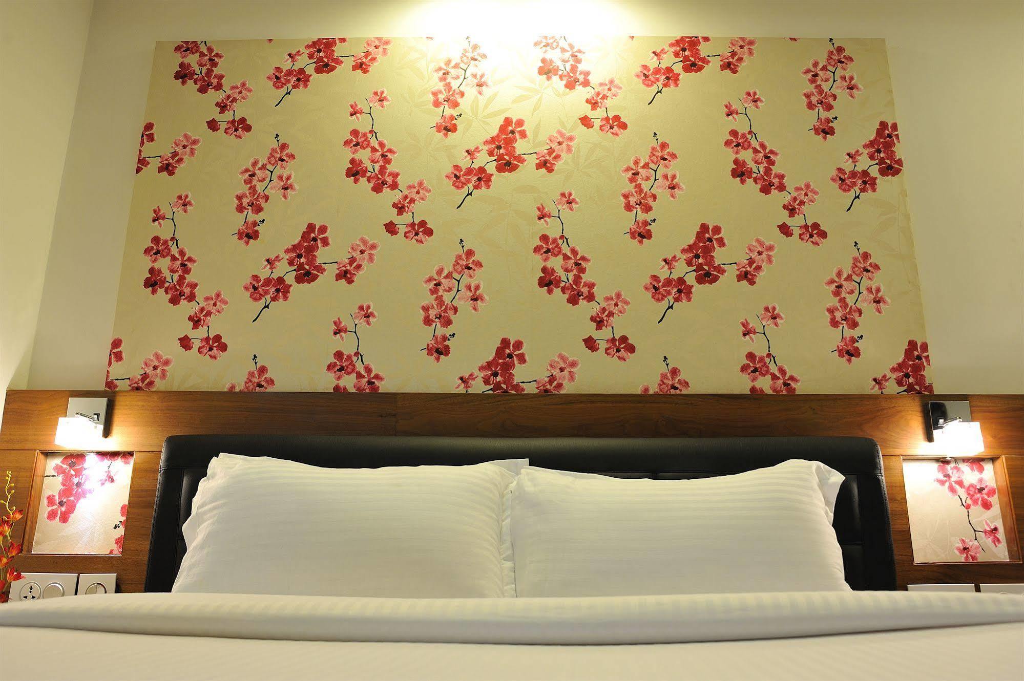 Hotel Niharika Kolkata Exterior photo
