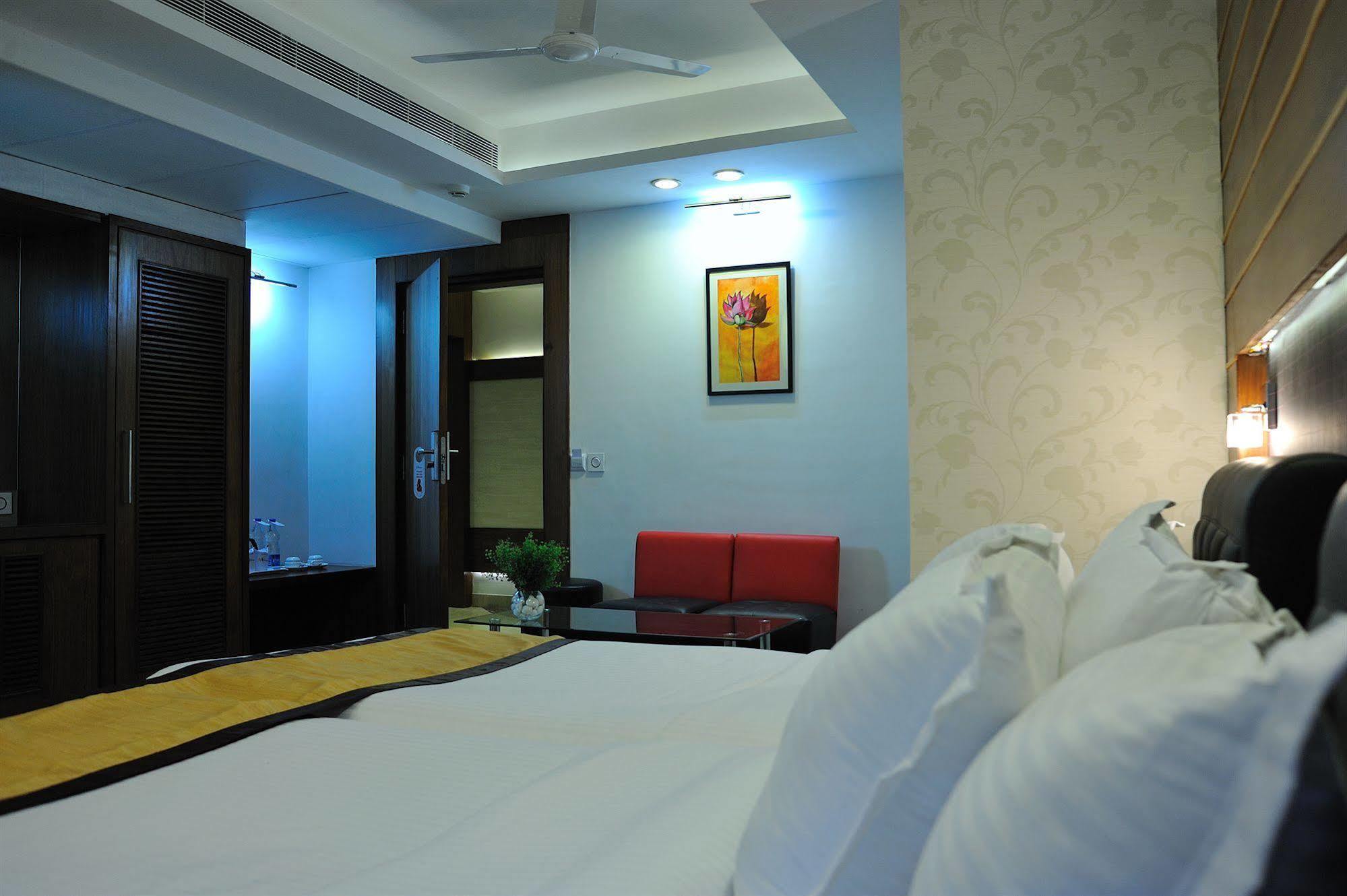 Hotel Niharika Kolkata Exterior photo