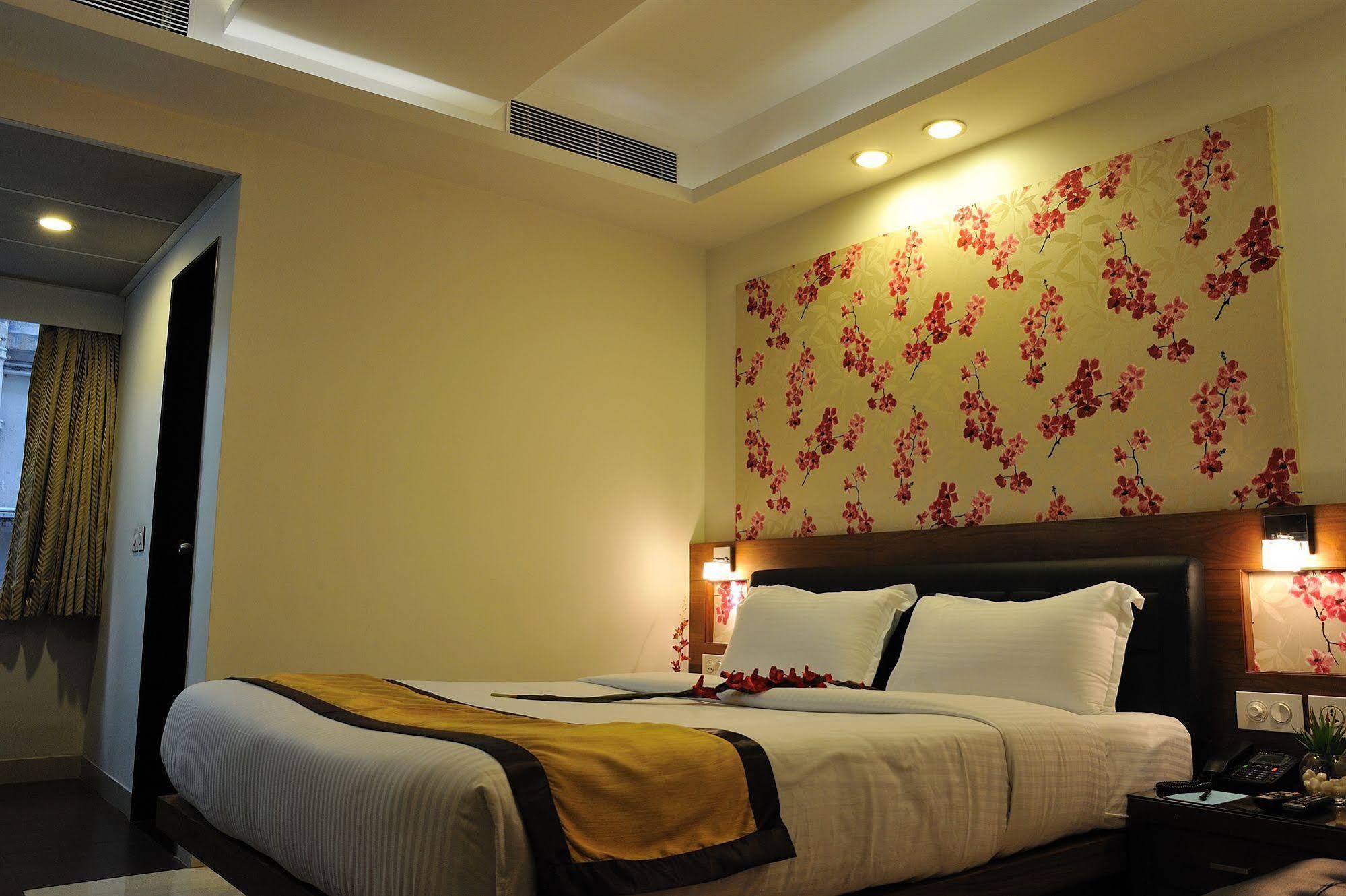 Hotel Niharika Kolkata Exterior photo