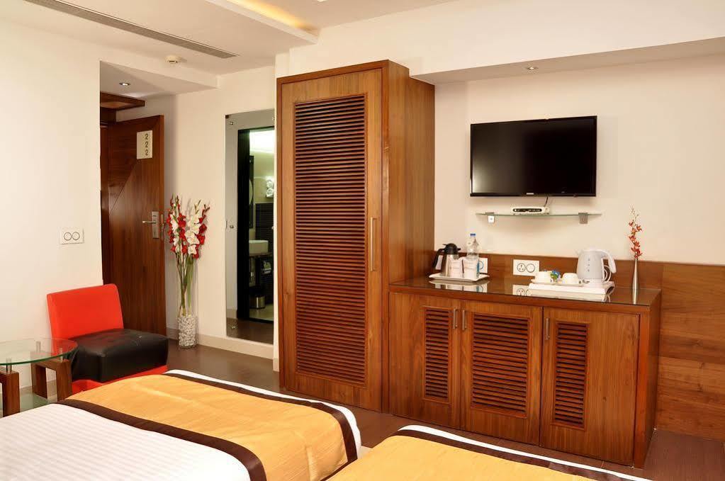 Hotel Niharika Kolkata Exterior photo
